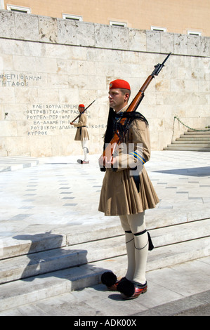 Cerimonia del cambio della guardia a livello nazionale gli edifici del parlamento a Atene, Grecia Foto Stock