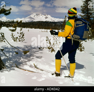 Cross country sciatore a Mount Bachelor in Oregon gode di vista di rotte Top Mountain prima di colpire il sentiero Foto Stock