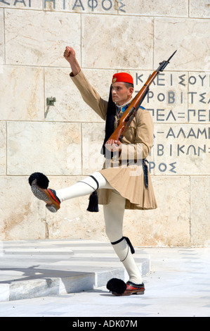 Cerimonia del cambio della guardia a livello nazionale gli edifici del parlamento a Atene, Grecia Foto Stock