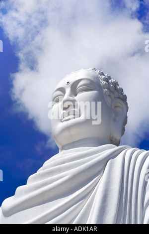 Testa del [Buddha Sakyamuni] statua a "Pagoda Long Son', 'NhaTrang", visto contro una nube luminosa posizionata come un alone. Foto Stock