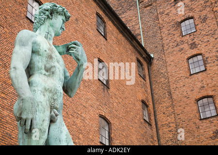 Una replica del Michelangelos David sorge al di fuori del Statens Museum Kunst, Copenhagen, Danimarca Foto Stock