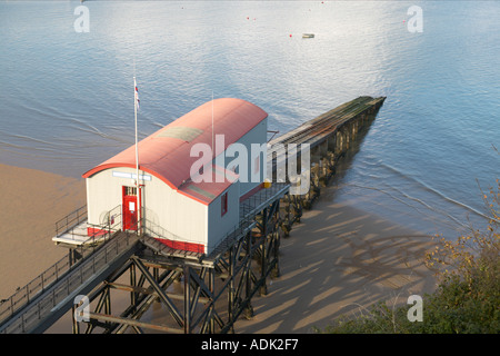 Scialuppa di salvataggio house e scivolo Tenby Pembrokeshire nel Galles del Sud Foto Stock