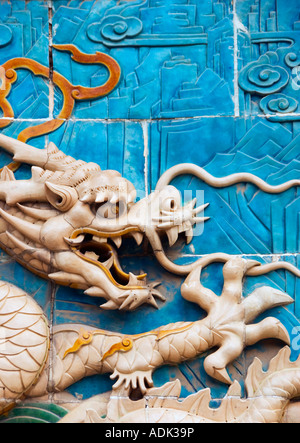 Dettaglio della ceramica decorati dragon su nove draghi schermo a parete al Parco Beihai Pechino 2007 Foto Stock