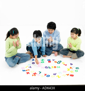 Gli studenti di fare un puzzle con lettere in Inglese Foto Stock