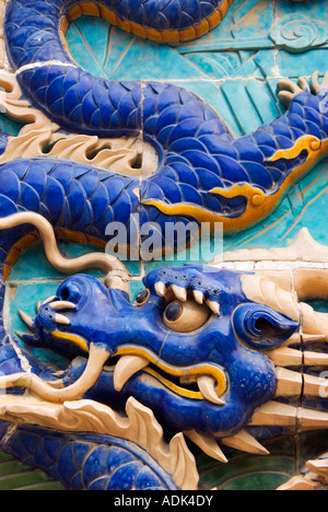 Dettaglio della ceramica decorati dragon su nove draghi schermo a parete al Parco Beihai Pechino 2007 Foto Stock