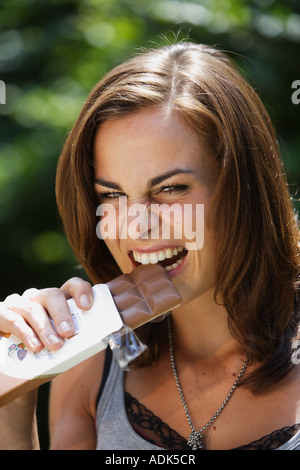 Giovane donna mangia il cioccolato © Peter Schatz/Alamy Foto Stock