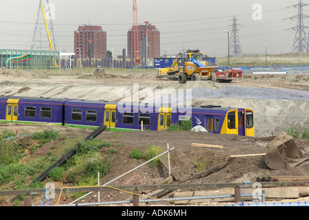 Preparatori di ingegneria civile sul sito brownfield per i Giochi Olimpici di Londra 2012 & il reinstradamento dei treni Silverlink di binari ferroviari a Stratford England Regno Unito Foto Stock