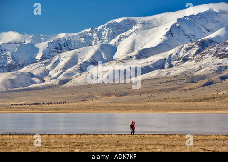 Fotografo di congelati Lago Mann con Steens montagna Oregon Foto Stock