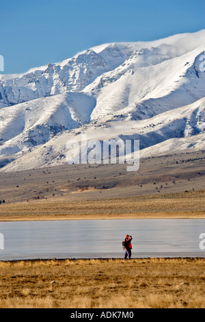 Fotografo di congelati Lago Mann con Steens montagna Oregon Foto Stock