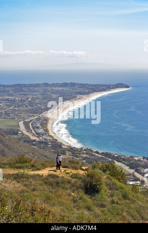 Escursionismo coppia sulla costa della California Charmlee Wilderness Area affacciato sulla spiaggia di Zuma in Malibu Foto Stock