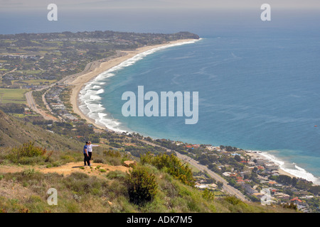 Escursionismo coppia sulla costa della California Charmlee Wilderness Area affacciato sulla spiaggia di Zuma in Malibu Foto Stock