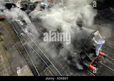 Una locomotiva a vapore conducente posiziona una lampada headcode sul smokebox delle ferrovie britanniche locomotiva serbatoio 80151 Foto Stock