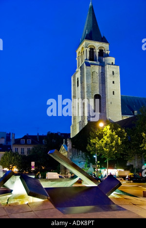 Parigi, Francia, monumentale architettura religiosa chiesa cattolica "Eglise Saint Germain des Près' illuminata di notte Foto Stock