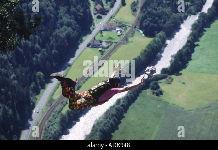 Credito foto DOUG BLANE BASE Jumping da Magland Francia Foto Stock