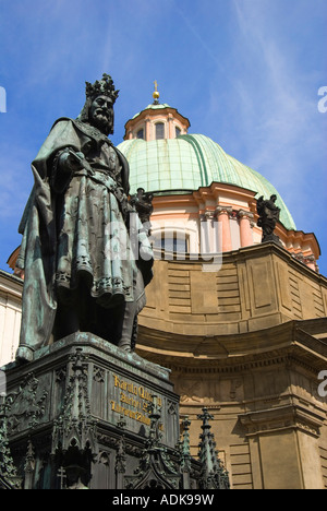 Praga, Repubblica Ceca. Krizovnicke Namesti (Piazza), la statua di Carlo IV di fronte alla chiesa di sv Frantisek z Assisi Foto Stock