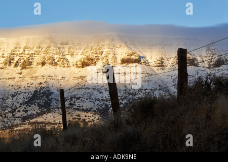 Alba sul Steens Mountain con neve fresca e una recinzione Oregon Foto Stock