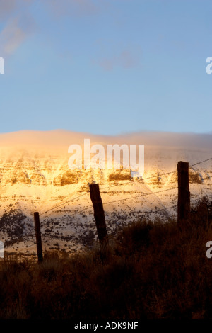 Alba sul Steens Mountain con neve fresca e una recinzione Oregon Foto Stock