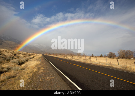 Arcobaleno su autostrada vicino Cedarville Nevada Foto Stock