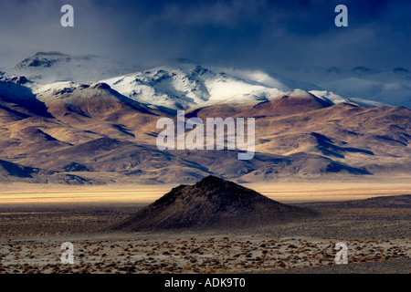 Piccolo cono di scorie e montagne coperte di neve Black Rock Desert National Conservation Area Nevada Foto Stock