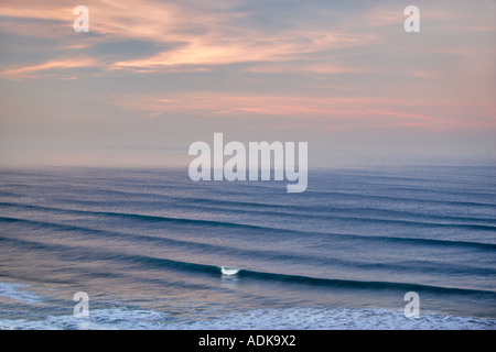 Sunrise e nuvole con onde Cannon Beach Oregon Foto Stock