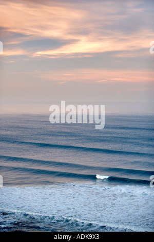 Sunrise e nuvole con onde Cannon Beach Oregon Foto Stock