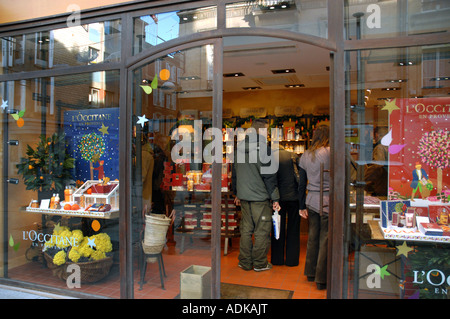 Gli amanti dello shopping all'interno Parfumerie francese 'L'Ocittane', Negozio di Caen, in Normandia, Francia. Dicembre 2006. Foto Stock