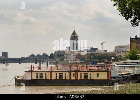 Vista dal ponte di Battersea verso il porto di Chelsea e Imperial Wharf Houseboats ormeggiato sul fiume di Cheyne Walk LONDON REGNO UNITO Foto Stock