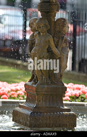 Dettaglio della fontana di stile vittoriano in privato giardino ornamentale di Wellington Square Chelsea London Inghilterra England Foto Stock