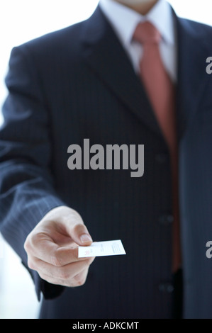 Un imprenditore dando i suoi biglietti da visita Foto Stock