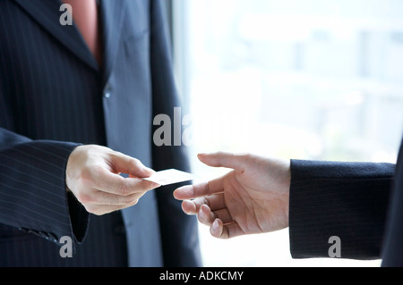 Un imprenditore dando i suoi biglietti da visita Foto Stock