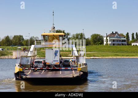 Rijswijk nave traghetto sul fiume Nederrijn vicino a Wijk bij Duurstede, provincia di Utrecht, Paesi Bassi, Olanda Foto Stock