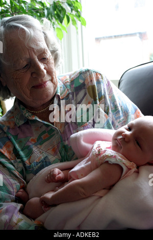 Grande nonna azienda grande nipote Foto Stock