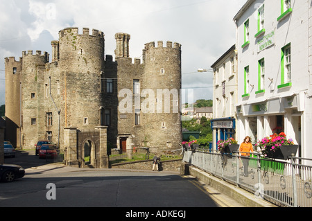 Il rinnovato XIII C. castello nel centro della vivace città di Enniscorthy sul più alto punto navigabile del fiume Slaney. Foto Stock