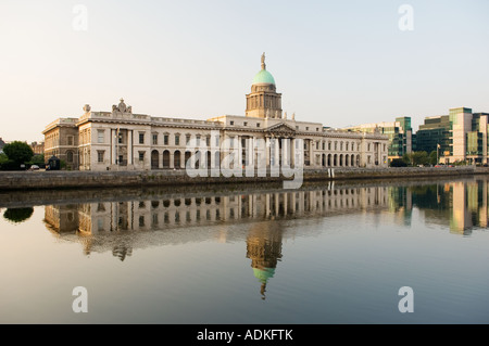 Dublino, Irlanda. Il Custom House, porto di Dublino, sulla sponda nord del fiume Liffey. Costruito in stile neoclassico nel 1791. Foto Stock