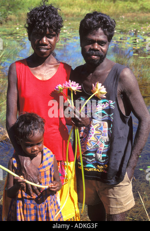 Famiglia aborigene raccogliere acqua lillies mangiare di Arnhem Land Australia Foto Stock