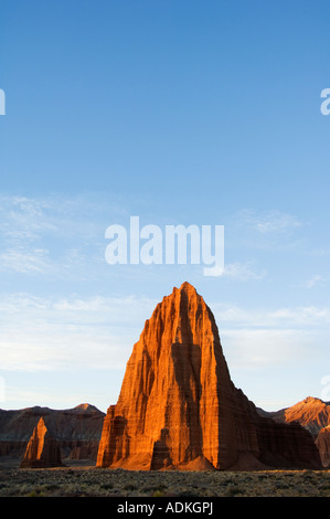 USA Utah Capitol Reef National Park Cattedrale Valley sunrise presso il Tempio del Sole e il più piccolo Tempio della Luna Foto Stock