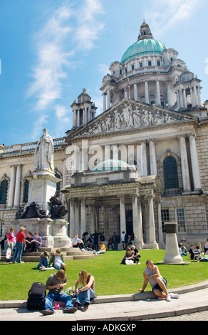 Pausa pranzo, municipio di Belfast. Uno degli edifici rinascimentali classici più belli d'Europa. Sede del Consiglio comunale di Belfast Foto Stock