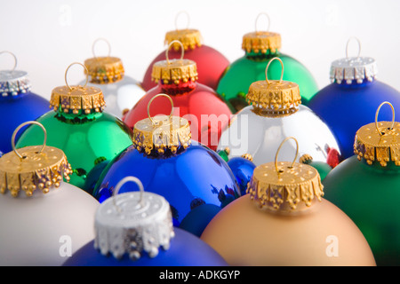 Vista dettagliata del coloratissimo albero di Natale ornamenti della lampadina impilati insieme su sfondo bianco ritratto in studio Foto Stock