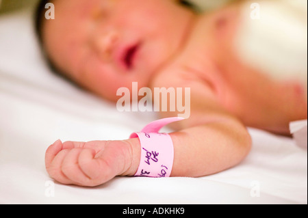 Disteso un neonato Foto Stock