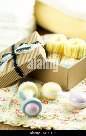 Primo piano di scarpe per bambini, regalo in confezione - dolcezza e baby  stoeties su sfondo rosa, primo neonato party di fondo, compleanno, regalo  regalo givin Foto stock - Alamy