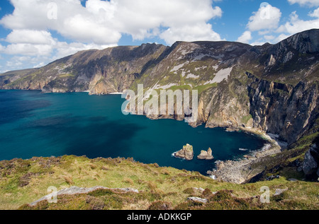 Le scogliere della Slieve League, le più alte d'Irlanda, viste da Carrigan Head, si innalzano dall'Atlantico a ovest di Killybegs a S.W. Donegal. Wild Atlantic Way Foto Stock