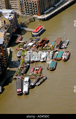 Obliqua di elevato livello vista aerea ovest di chiatte sul Fiume Tamigi Bermondsey London SE1 Inghilterra 2005 Foto Stock