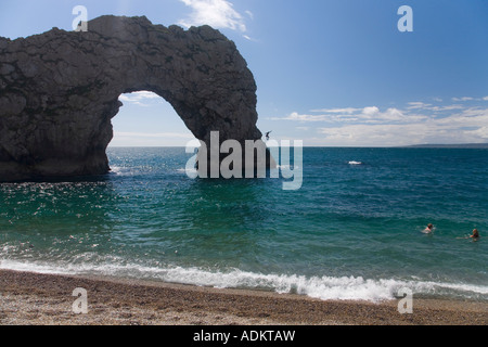 Porta di Durdle spiaggia con pietra calcarea naturale arch Jurassic Coast Sito Patrimonio Mondiale su estati soleggiate giorno Dorset England Regno Unito GB Foto Stock