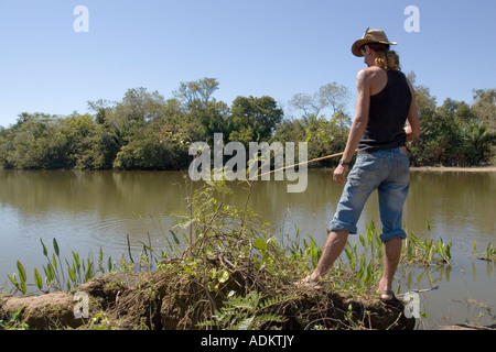 L'uomo la pesca di Piranha del Pantanal, Brasile Foto Stock