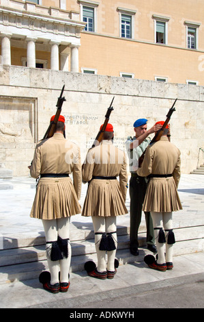 Cerimonia del cambio della guardia a livello nazionale gli edifici del parlamento a Atene, Grecia Foto Stock