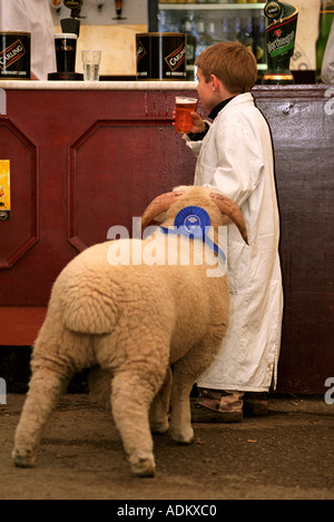 Un giovane STOCKMAN nella tenda della birra dopo che mostra le sue pecore presso il Royal Bath e WEST SHOW SOMERSET REGNO UNITO Foto Stock