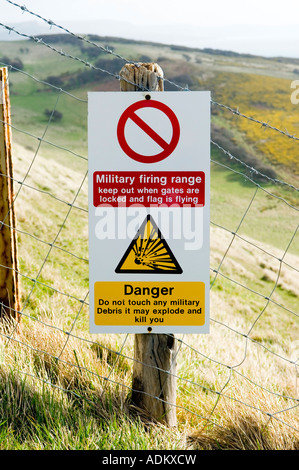 Militari gamma di sparo di avvertimento pericolo segno nelle vicinanze Lulworth Cove Dorset England Regno Unito Foto Stock