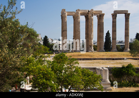 Le rimanenti colonne del Tempio di Zeus Olimpio ad Atene in Grecia Foto Stock