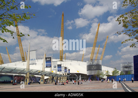 Rivisitata 2000 Millennium Dome edificio che ora l'O2 e parzialmente dotato internamente come l'Arena O2 & leisure facilities sulla penisola di Greenwich UK Foto Stock