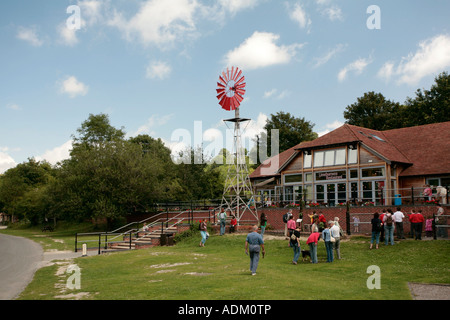 I visitatori al di fuori del Limeburners Cafe, Amberley Working Museum, Amberley, West Sussex, Regno Unito Foto Stock